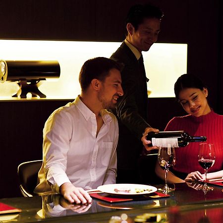 The Gate Hotel Tokyo By Hulic Bagian luar foto A butler serving wine at a restaurant