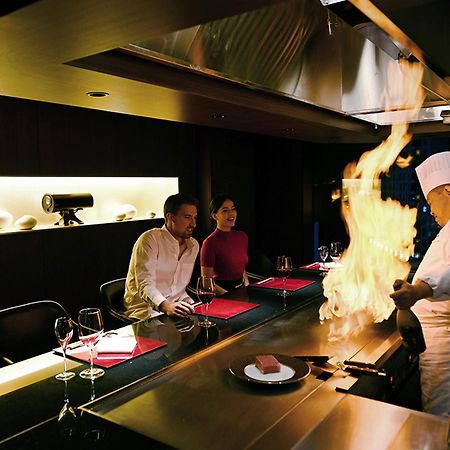 The Gate Hotel Tokyo By Hulic Bagian luar foto A chef cooking with a flaming torch