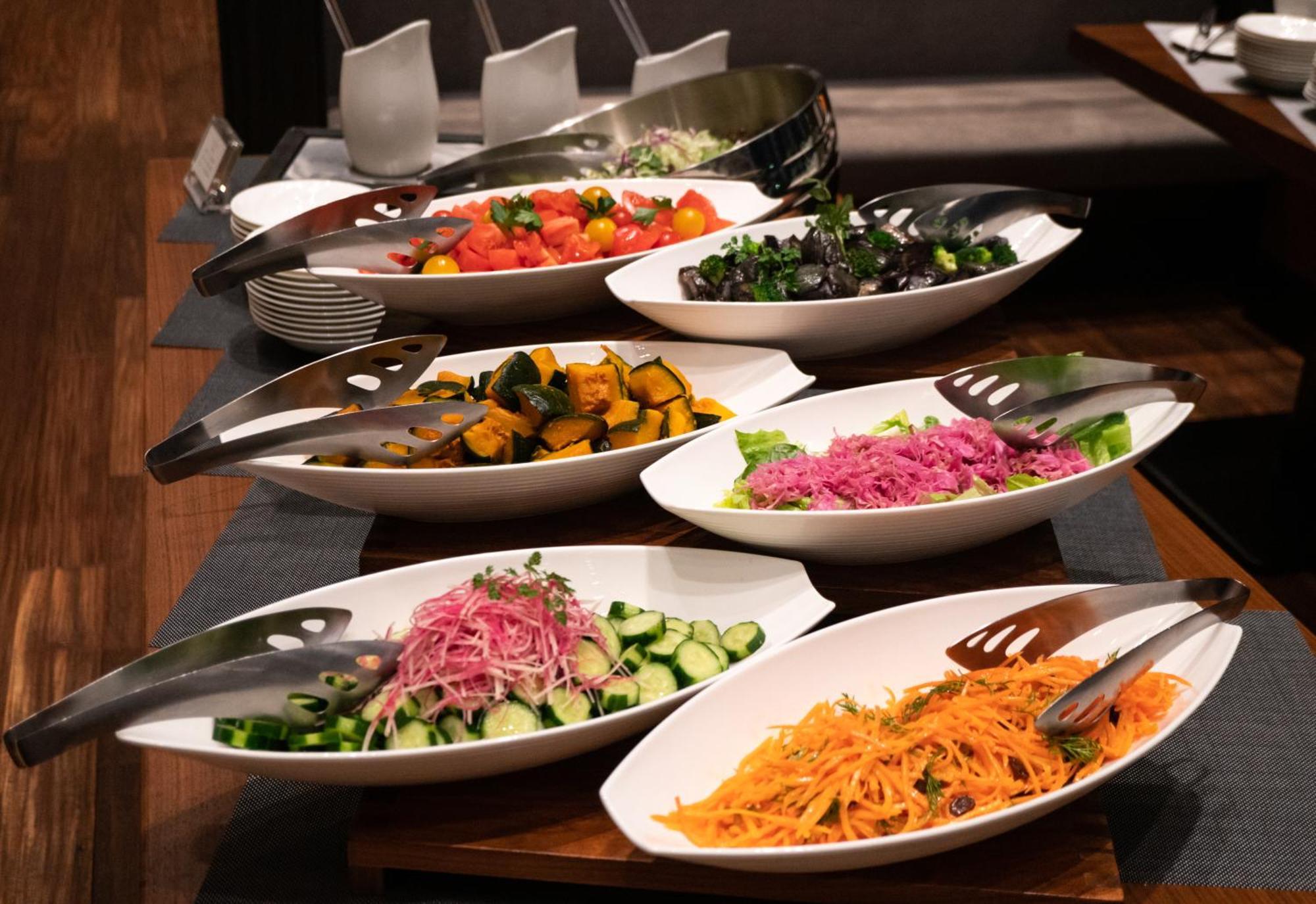The Gate Hotel Tokyo By Hulic Bagian luar foto A selection of salads