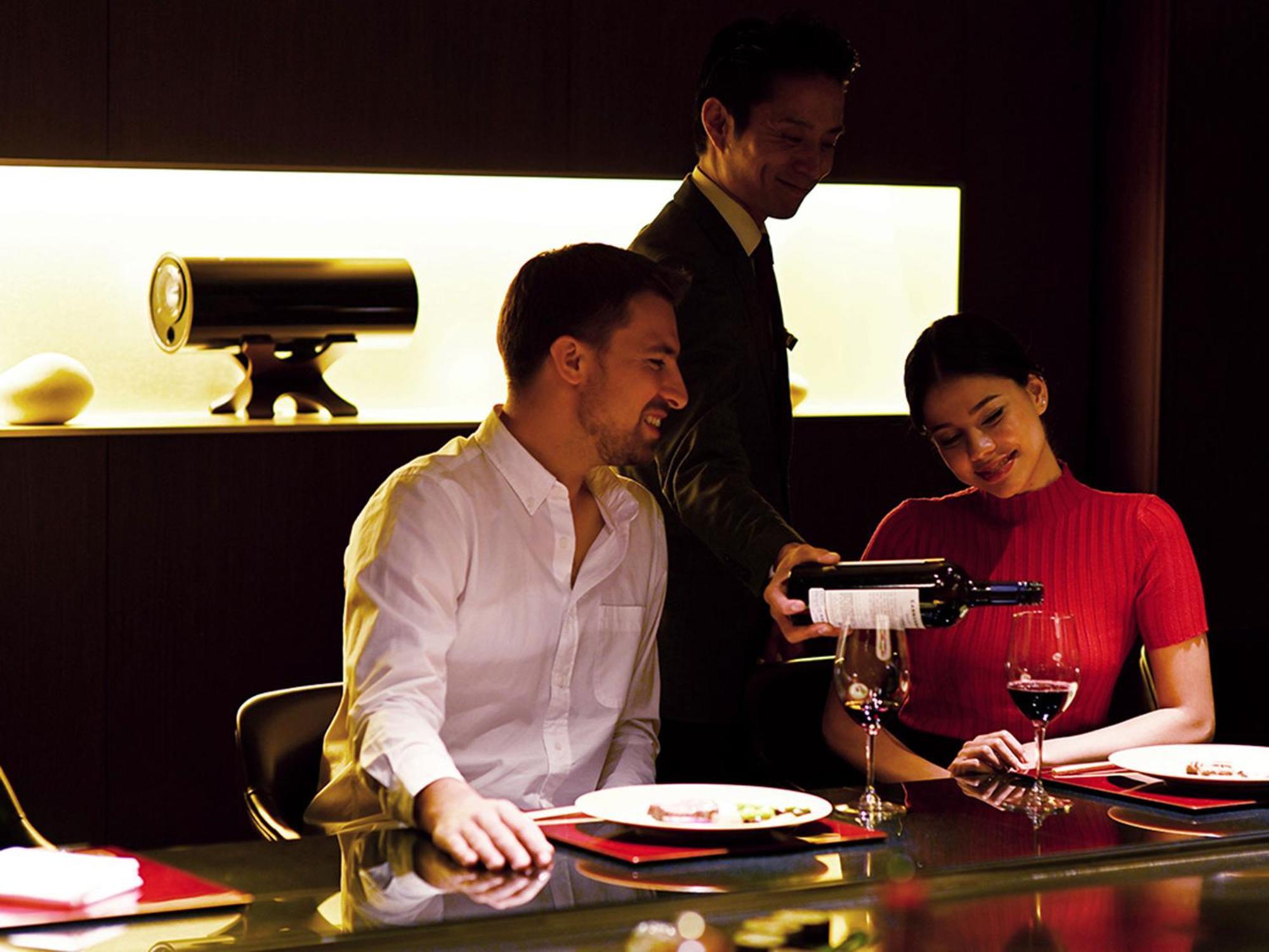The Gate Hotel Tokyo By Hulic Bagian luar foto A butler serving wine at a restaurant